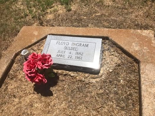 A flat grave marker reading Floyd Ingram (Kildee), July 4, 1882, April 22, 1961, with red flowers
